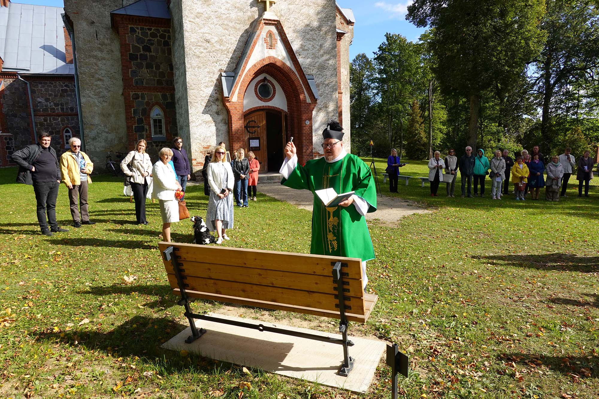 Väärika kiriku ette paigaldati väärikad pingid